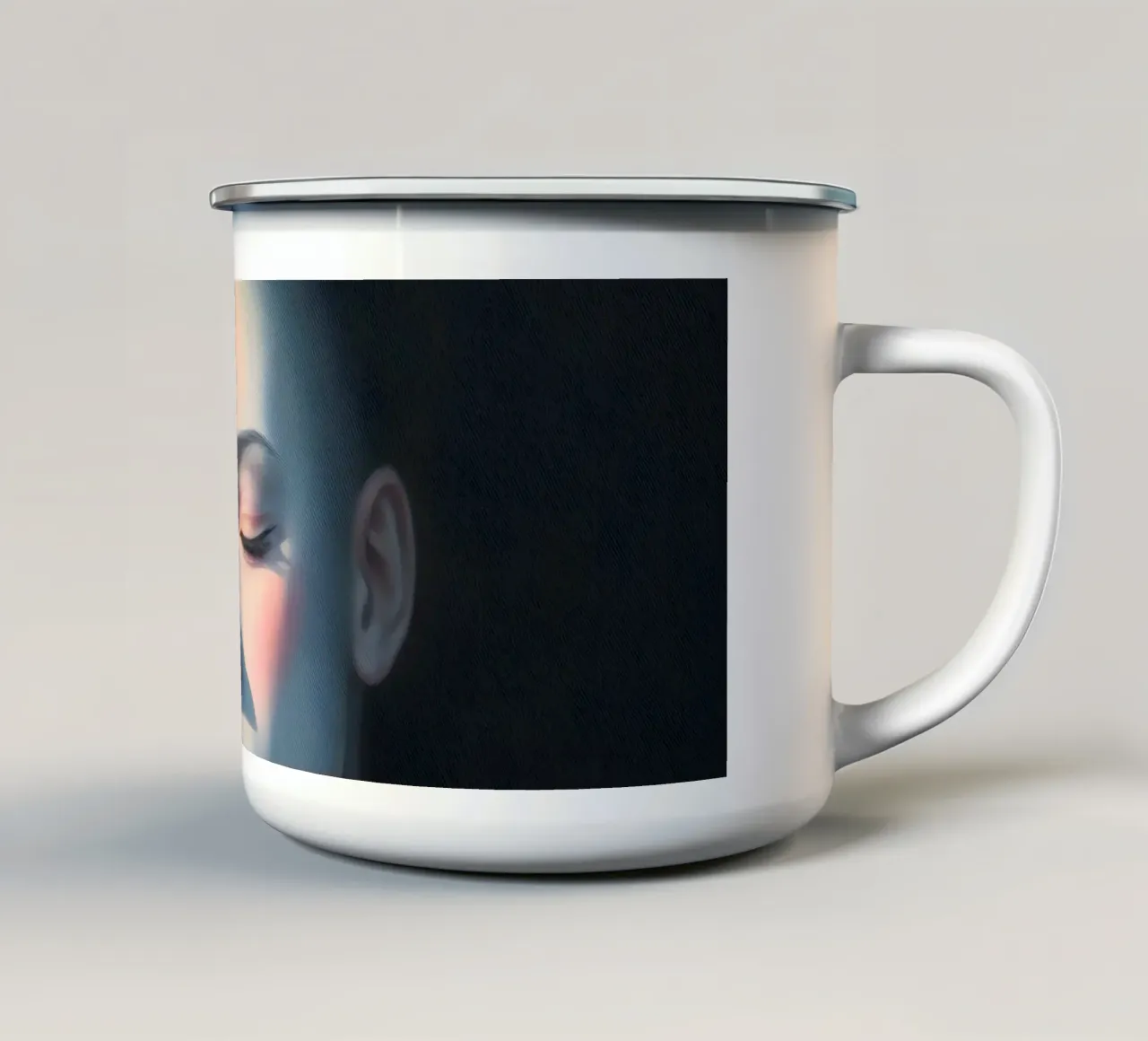 Donna calva con gli occhi chiusi illuminata dolcemente in una stanza buia tazza in smalto da DesignDoodle