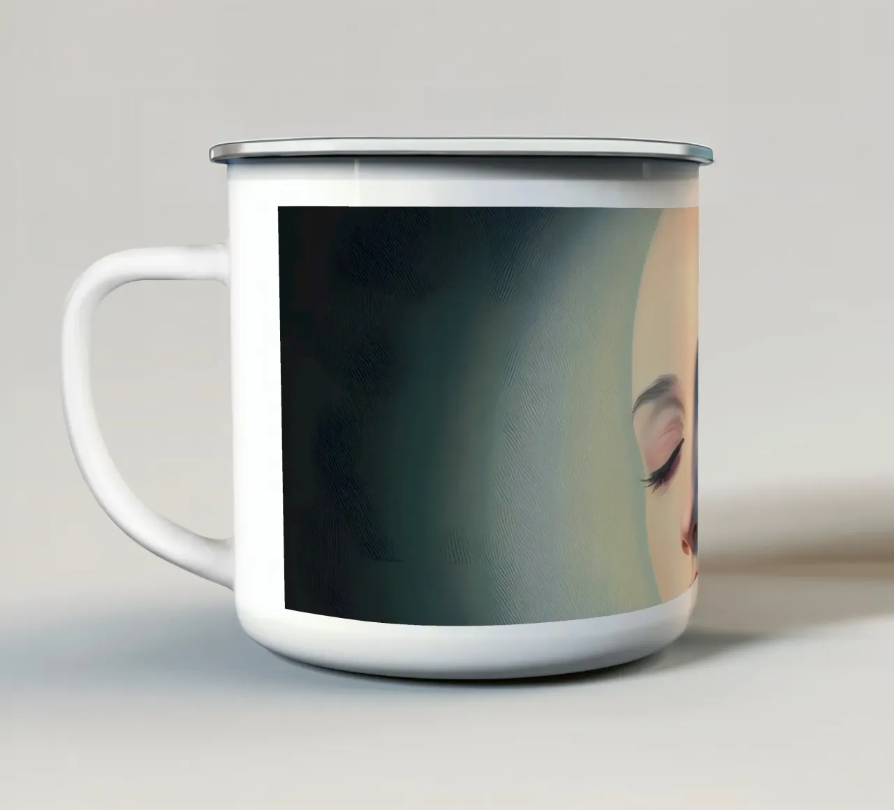 Donna calva con gli occhi chiusi illuminata dolcemente in una stanza buia tazza in smalto da DesignDoodle