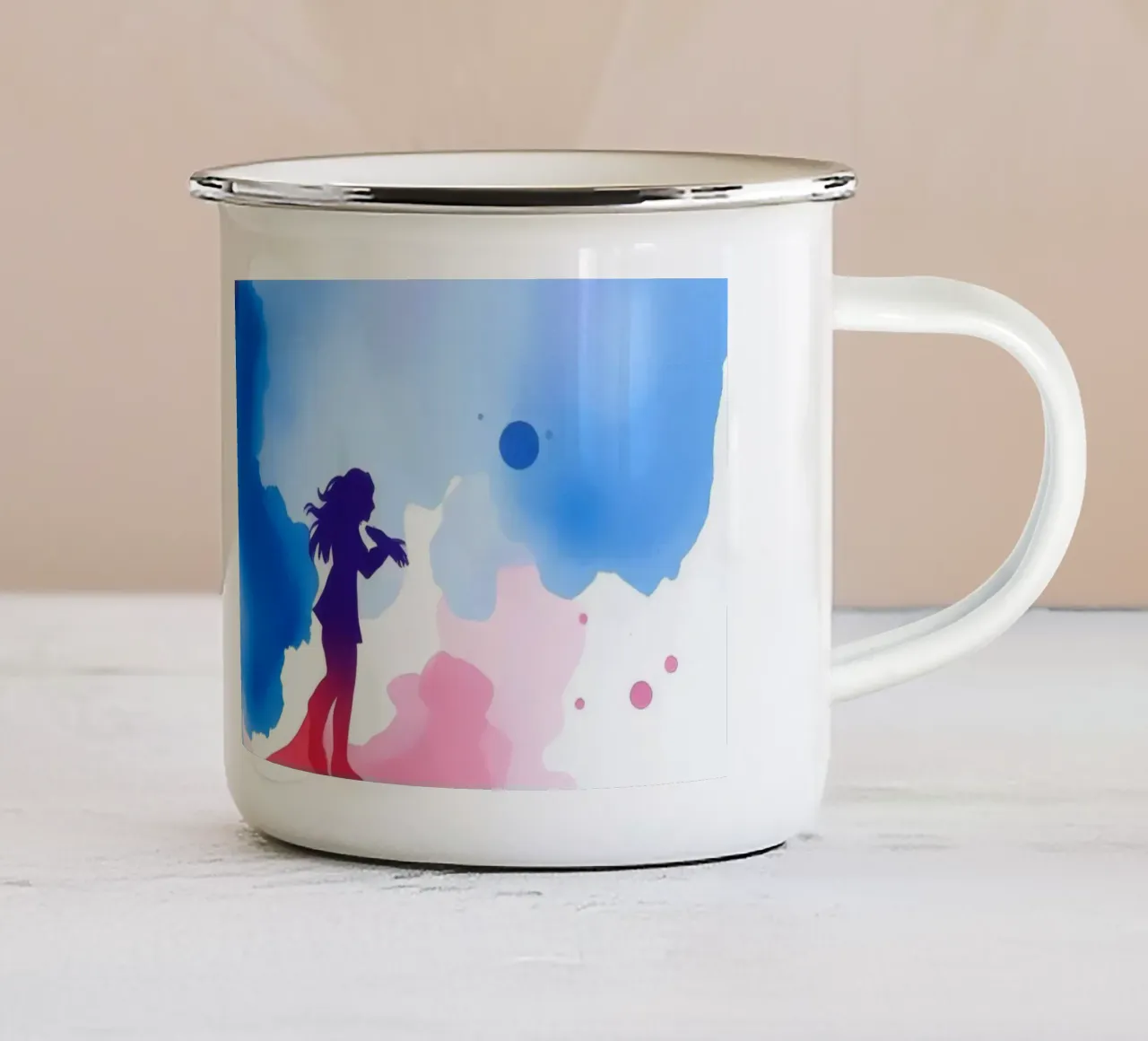 Silhouette colorata di una donna che suona uno strumento tazza in smalto da DesignDoodle