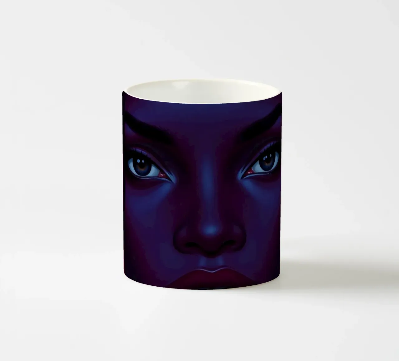 Ritratto di una figura imponente dalle tonalità profonde in un'immagine accattivante. tazza in ceramica da DesignDoodle