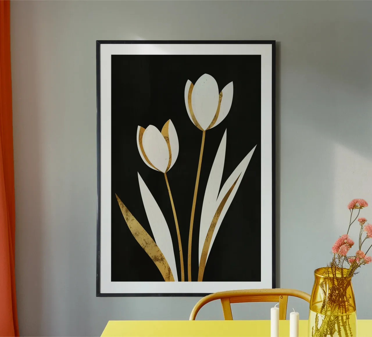 Eleganti tulipani bianchi con oro su nero poster con telaio in plastica da Autofocus