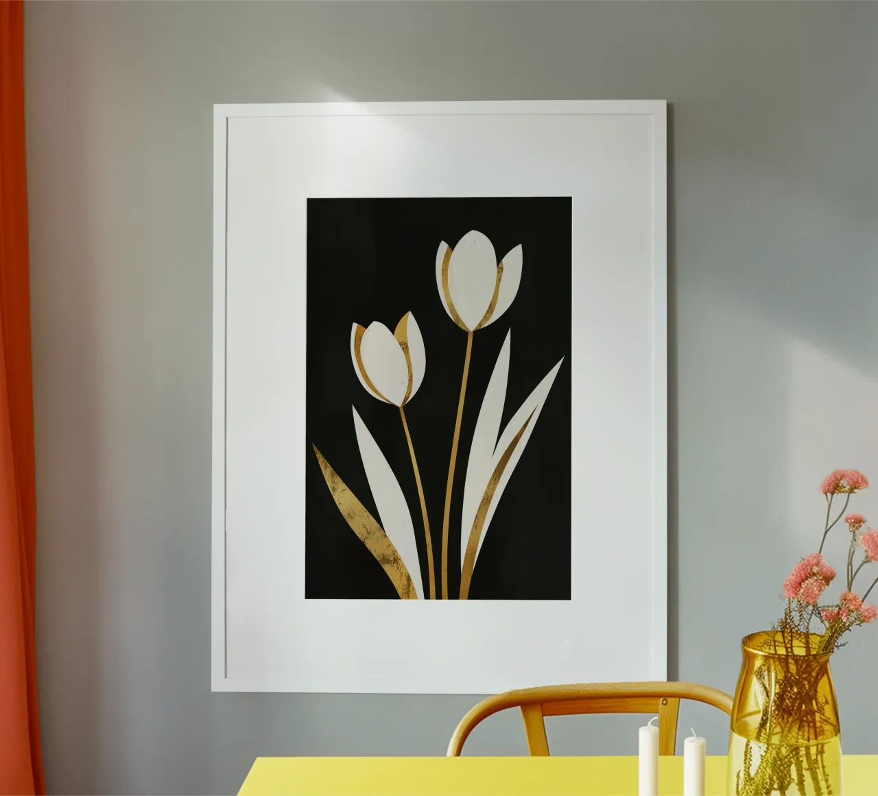 Eleganti tulipani bianchi con oro su nero poster con telaio in plastica da Autofocus