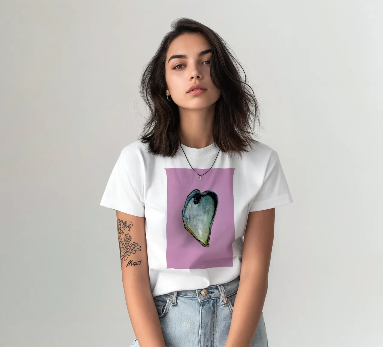 Heart V t-shirt da Curious Collections by Marielle Leenders