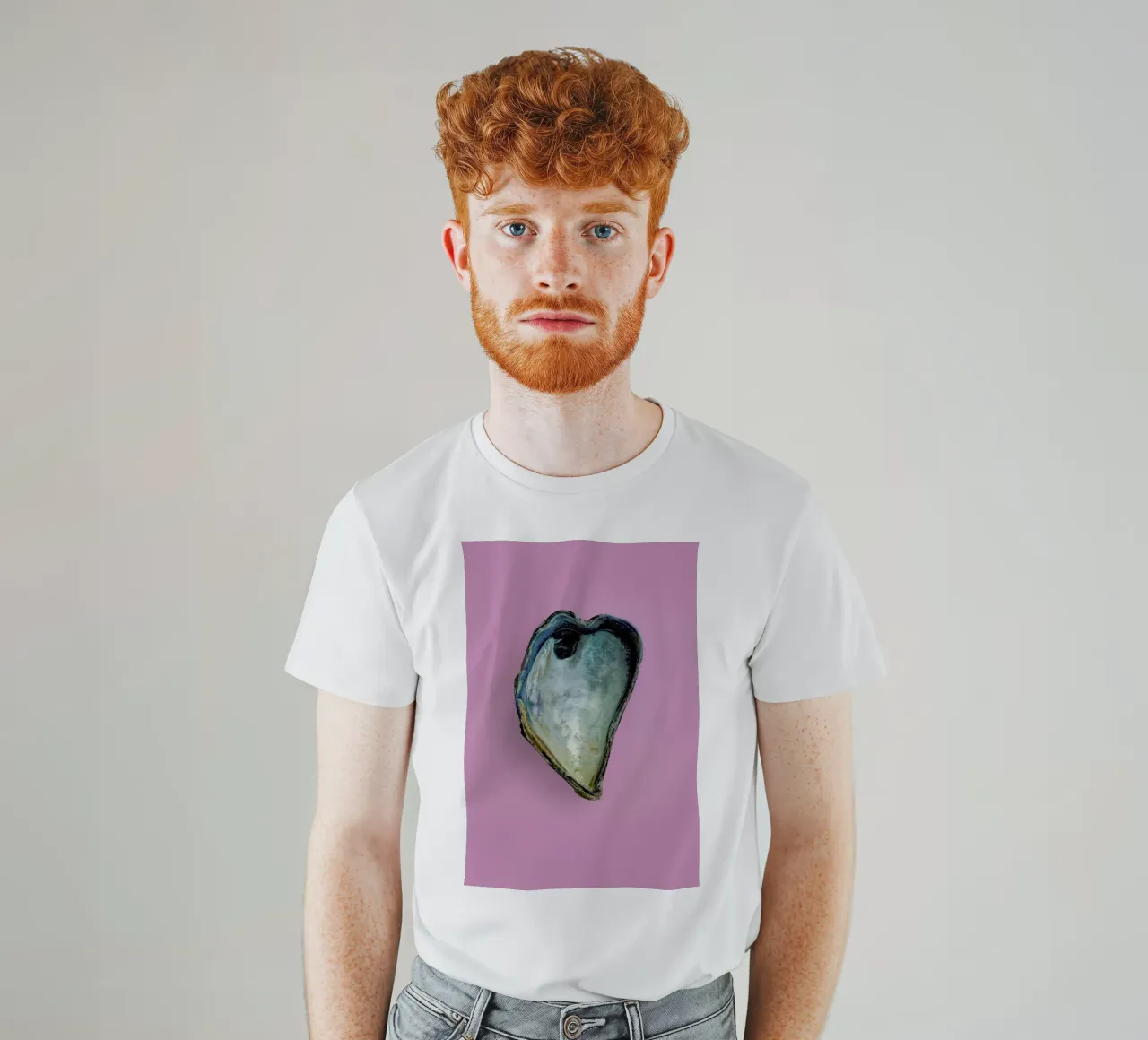 Heart V t-shirt da Curious Collections by Marielle Leenders