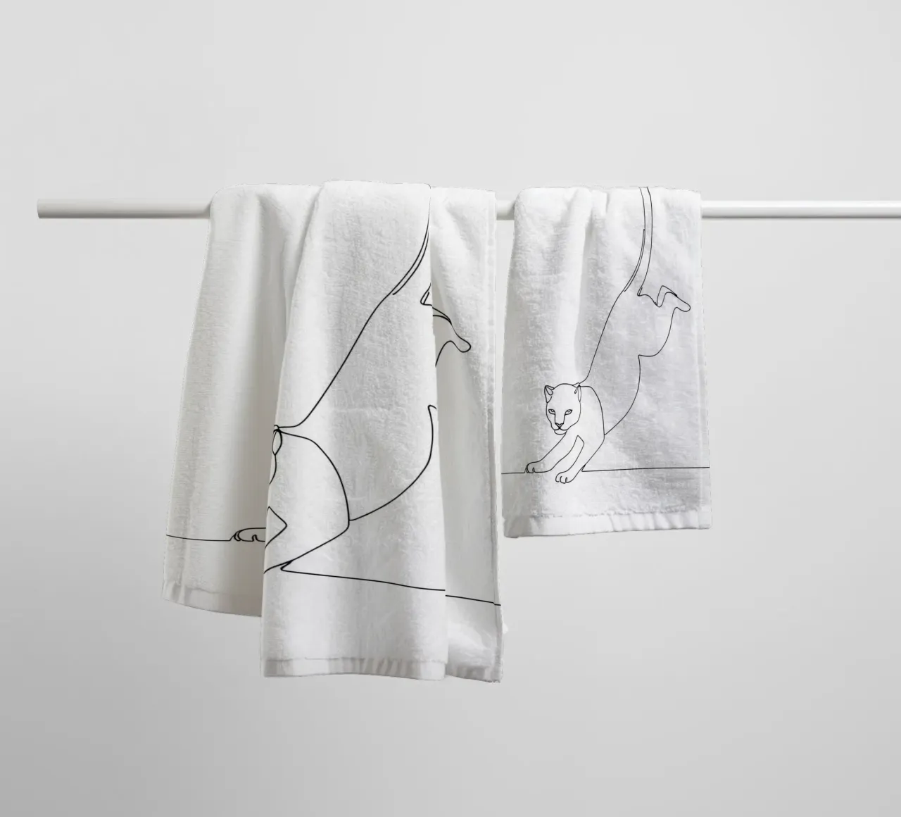 Atterrissage d'un chat Dessin au trait minimaliste serviette de bain de Viv Line Art