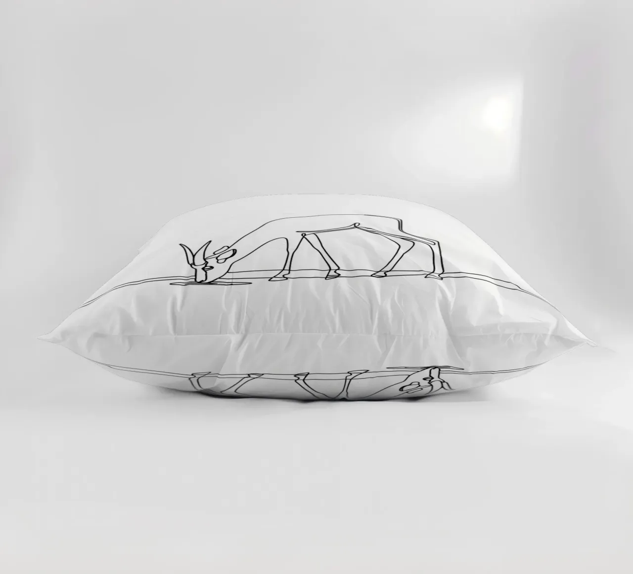 Antelope che beve acqua Disegno lineare minimalista cuscino da Viv Line Art