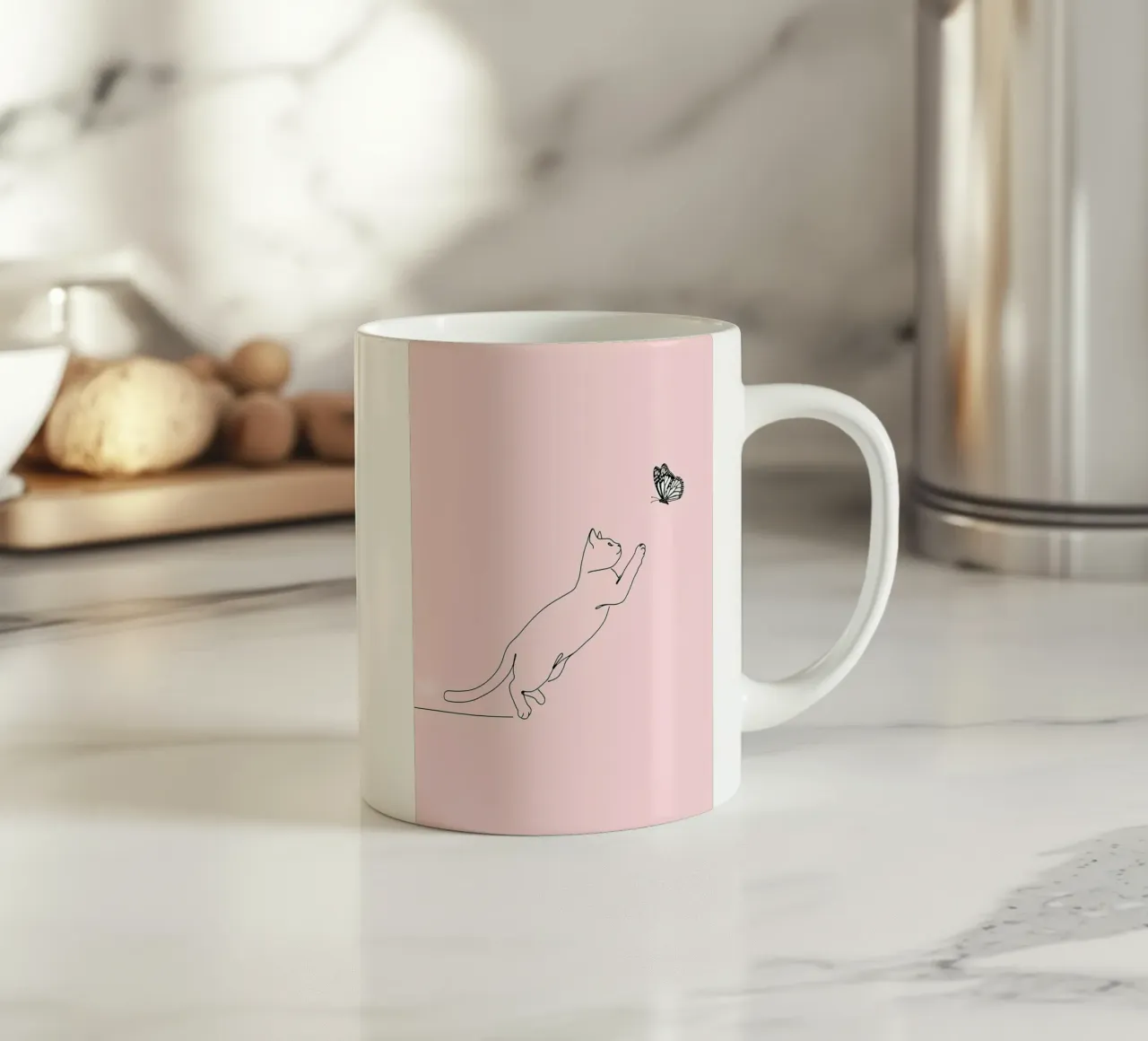 Gatto che gioca con la farfalla Disegno d'arte lineare minimalista tazza in ceramica da Viv Line Art