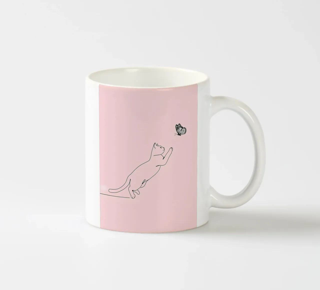 Gatto che gioca con la farfalla Disegno d'arte lineare minimalista tazza in ceramica da Viv Line Art
