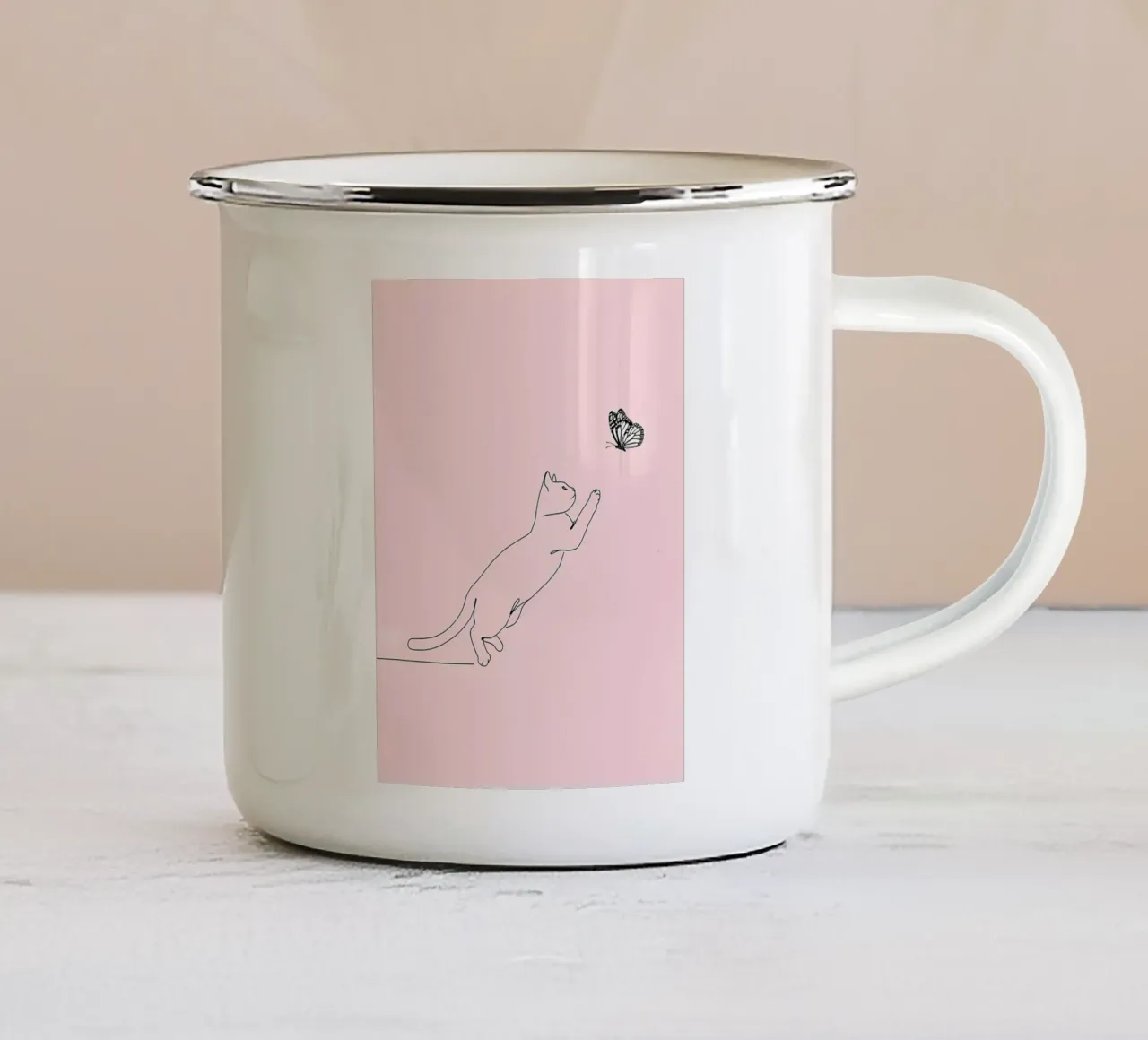 Chat jouant avec un papillon Dessin au trait minimaliste mug en émail de Viv Line Art