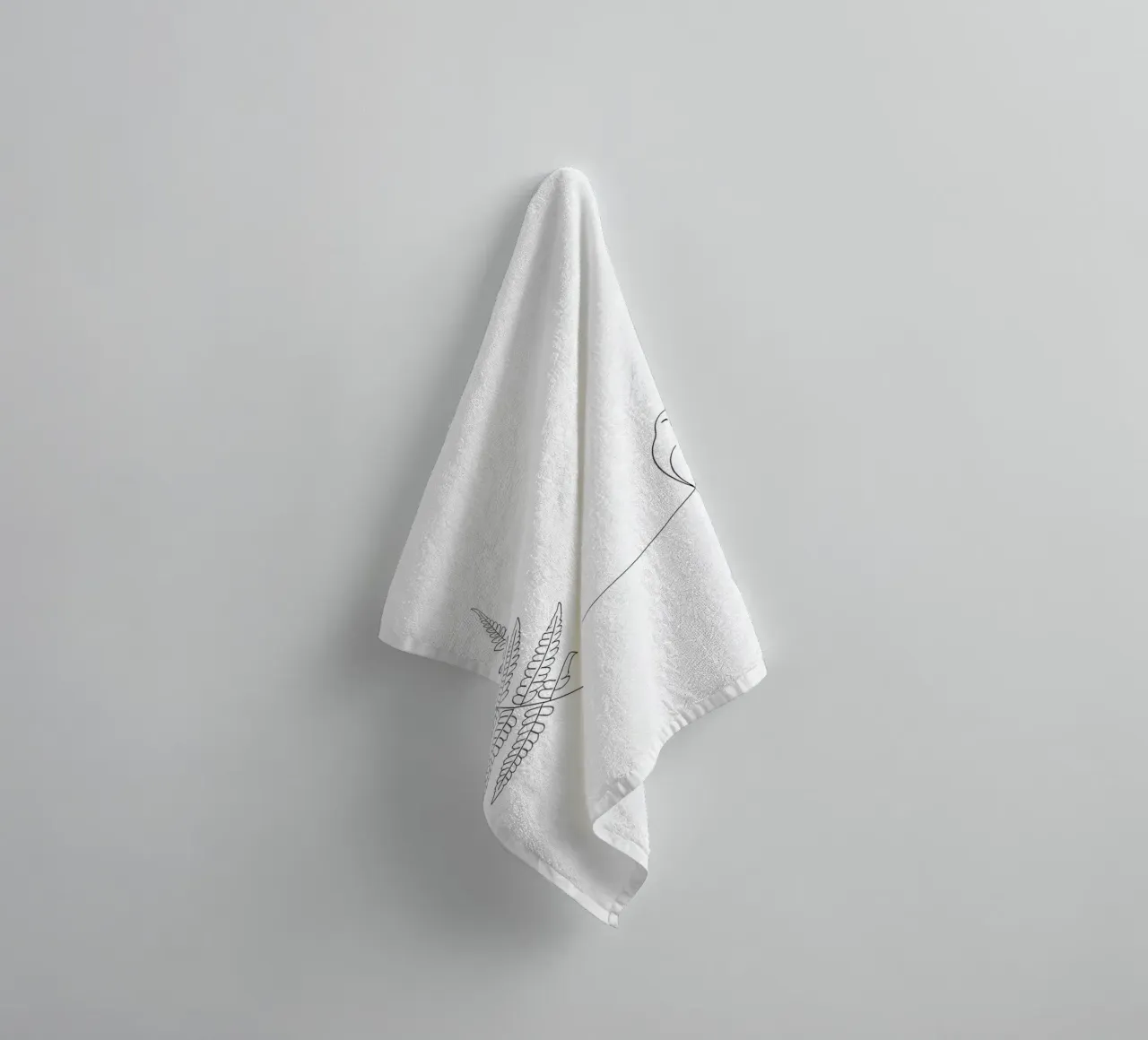 Gufo sul ramo di felce Minimalista asciugamano da bagno da Viv Line Art