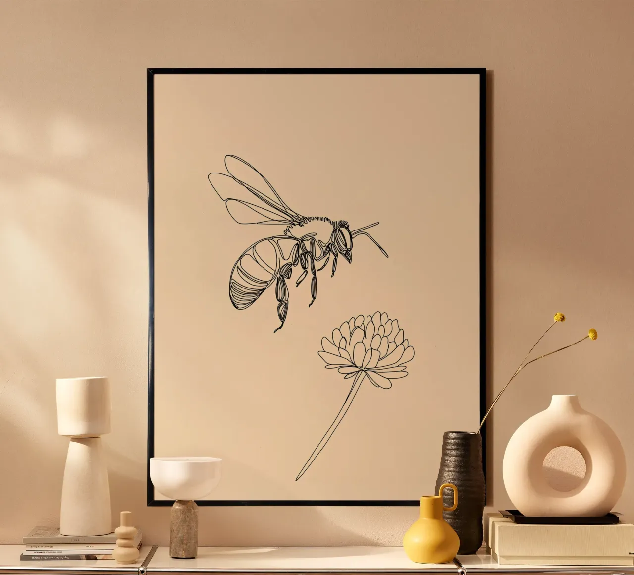 Disegno lineare minimalista di api e fiori poster con telaio in alluminio da Viv Line Art