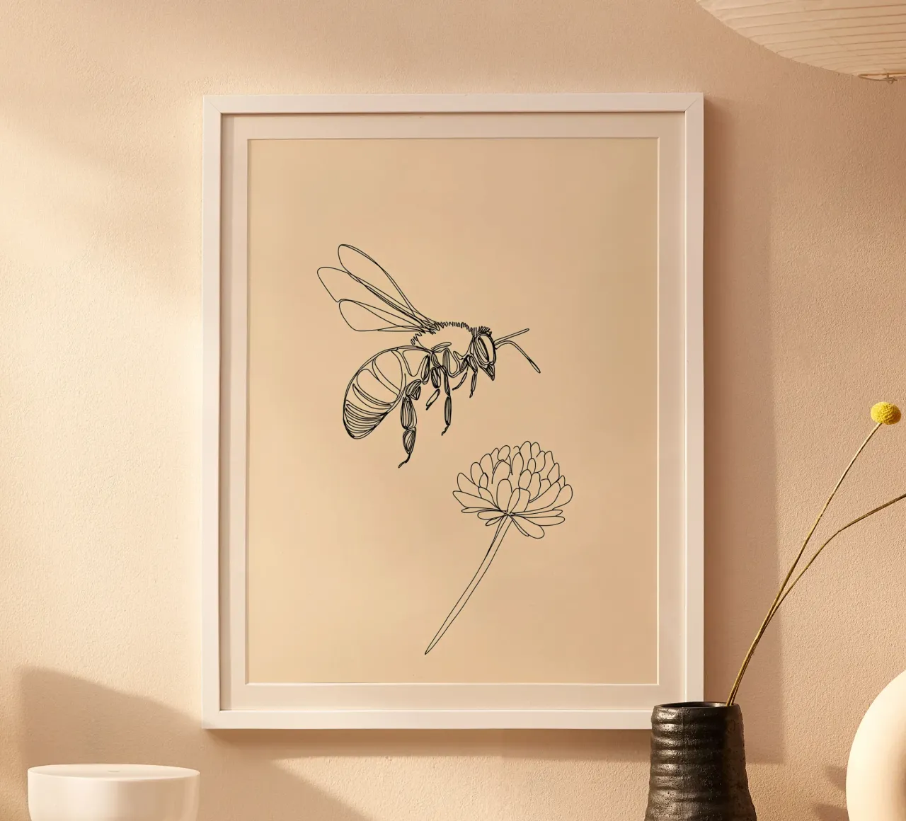 Disegno lineare minimalista di api e fiori poster con telaio in alluminio da Viv Line Art