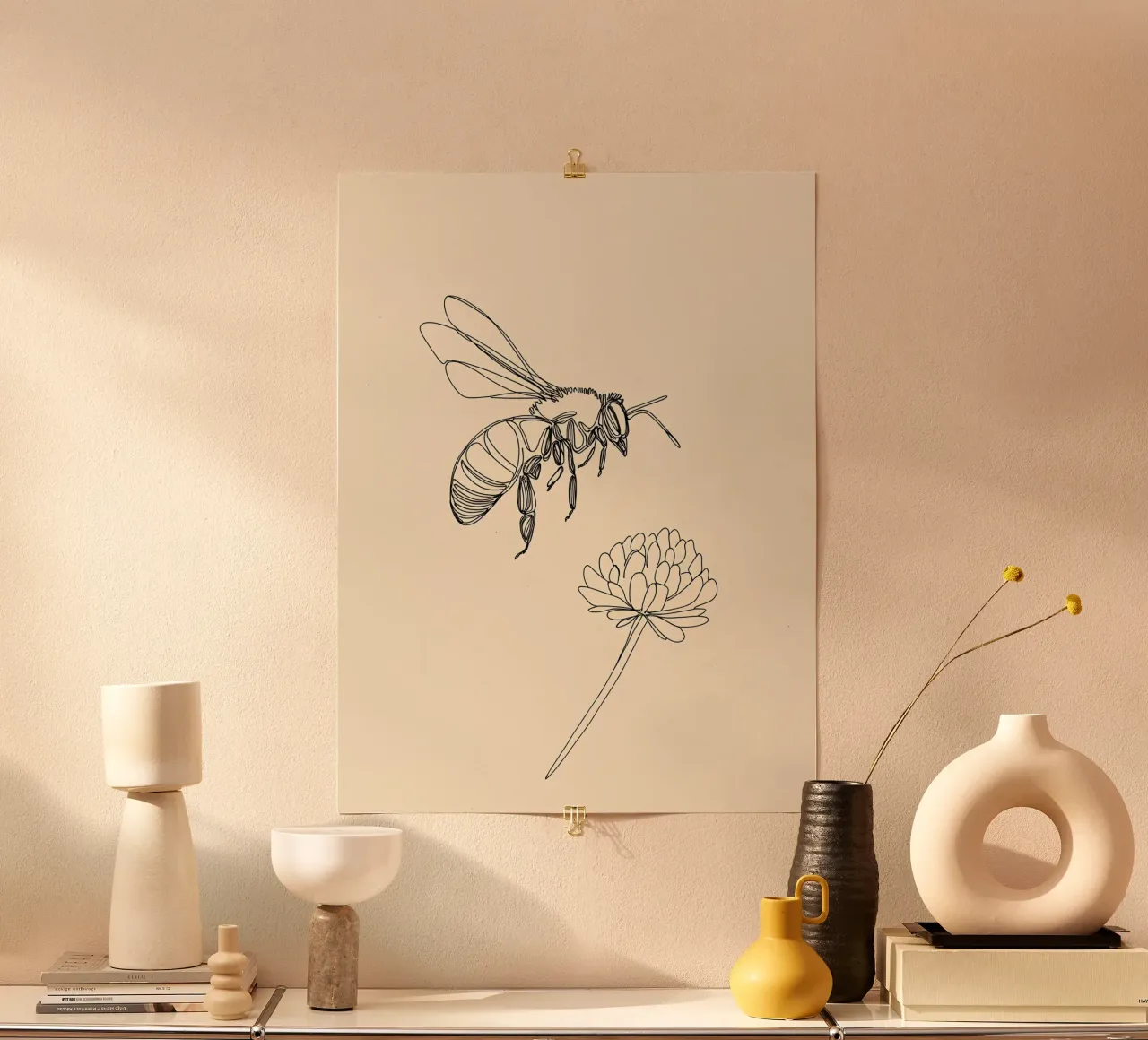 Disegno lineare minimalista di api e fiori poster con telaio in alluminio da Viv Line Art