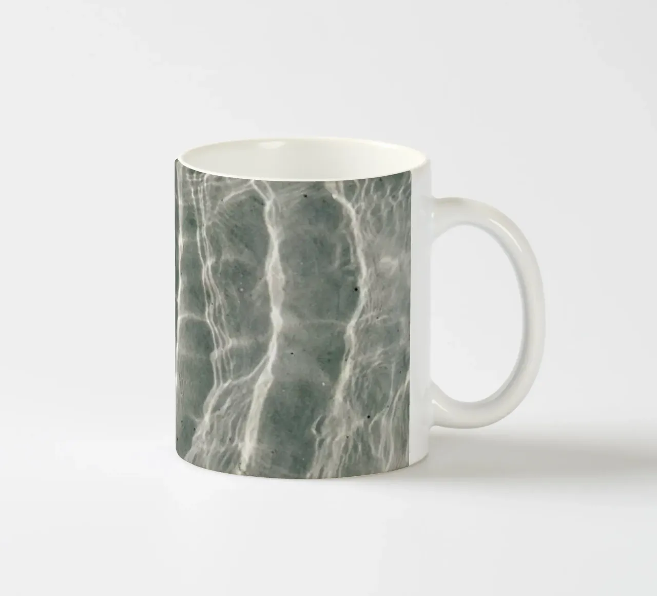 At A Sunny Beach tazza in ceramica da Studio Nahili