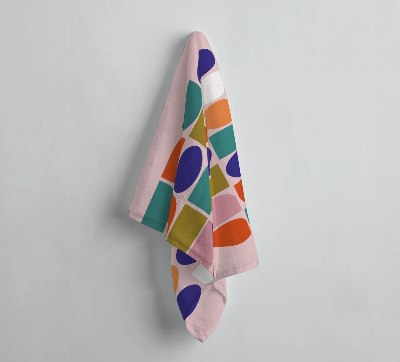 Retro Geometric Shapes Colorful Abstract Art Print badhanddoek van showmemars