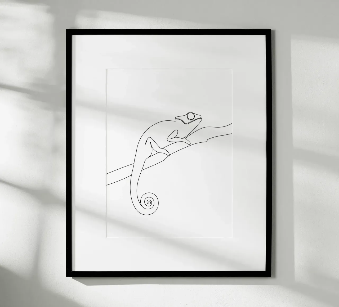 Line art camaleonte minimalista poster con telaio in legno da Viv Line Art
