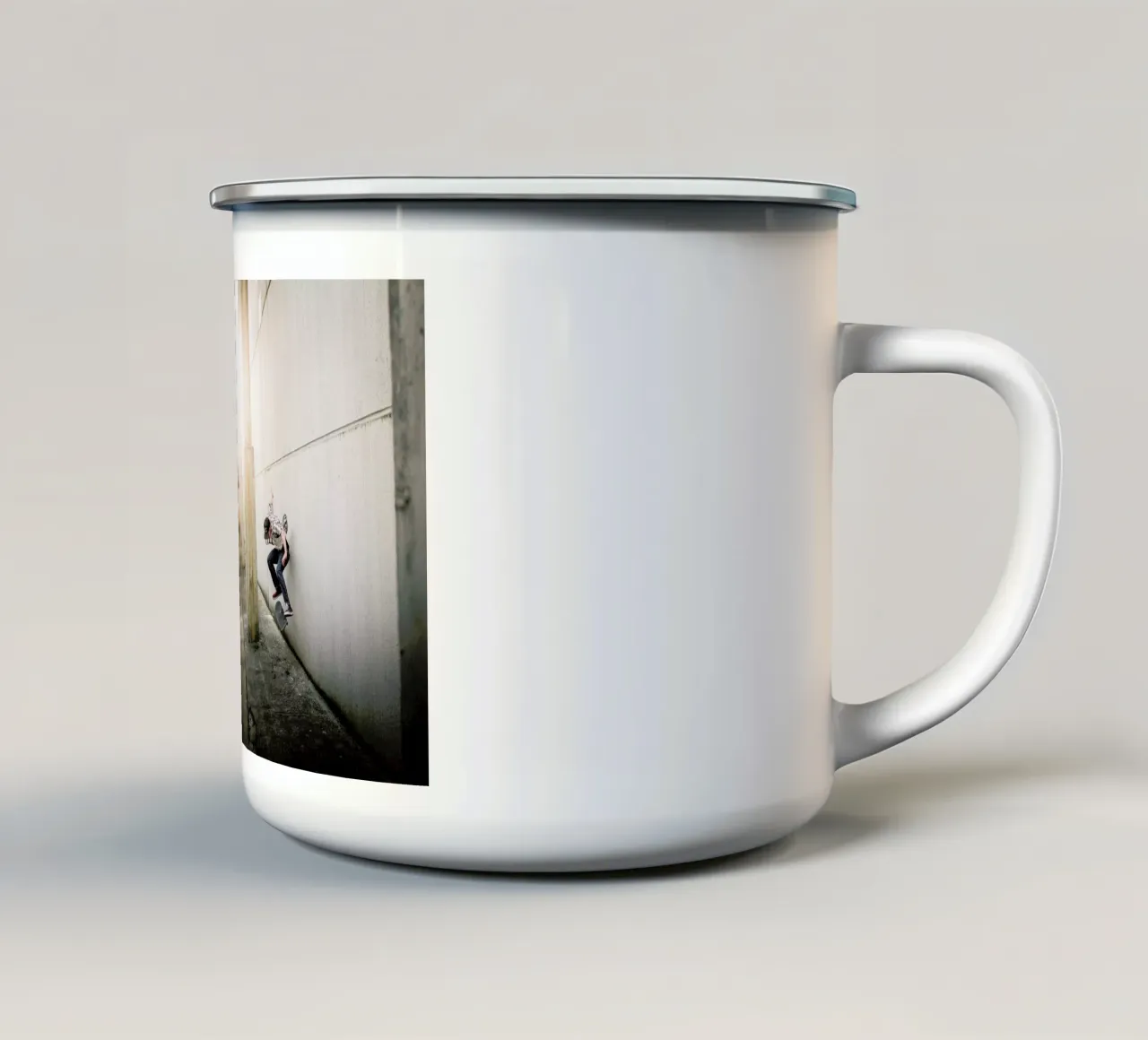 Off the Streets tazza in smalto da Philipp Reinhard