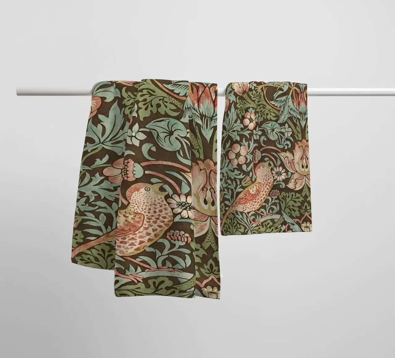 William Morris ladro di fragole asciugamano da bagno da William Store