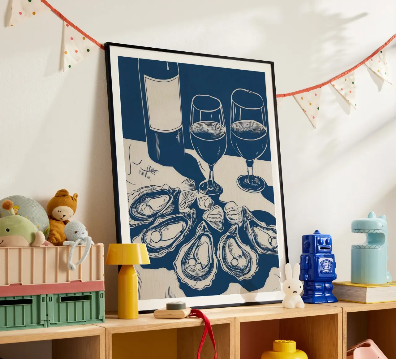 Ostriche e vino, cibo Neutro Blu Bianco poster con telaio in legno da Peaches Art Prints