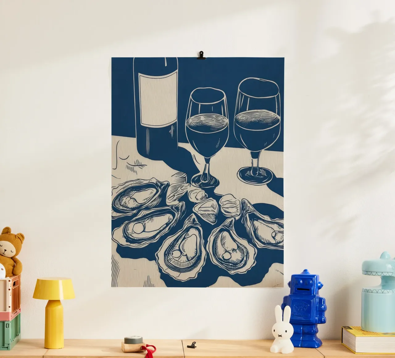 Ostriche e vino, cibo Neutro Blu Bianco poster con telaio in legno da Peaches Art Prints