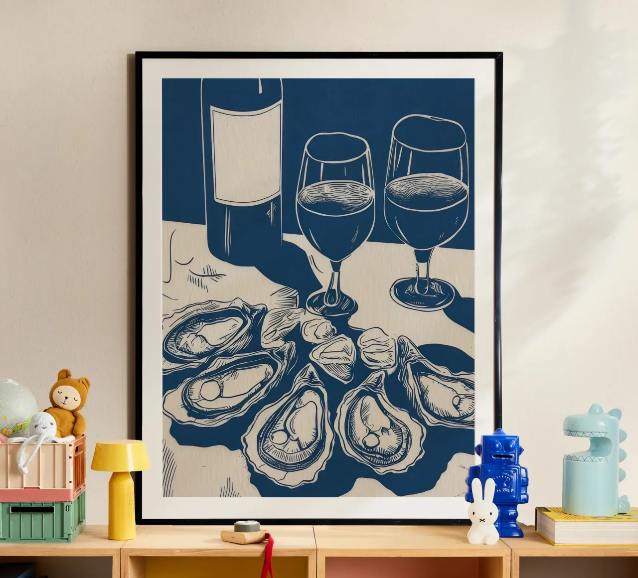 Ostriche e vino, cibo Neutro Blu Bianco poster con telaio in legno da Peaches Art Prints
