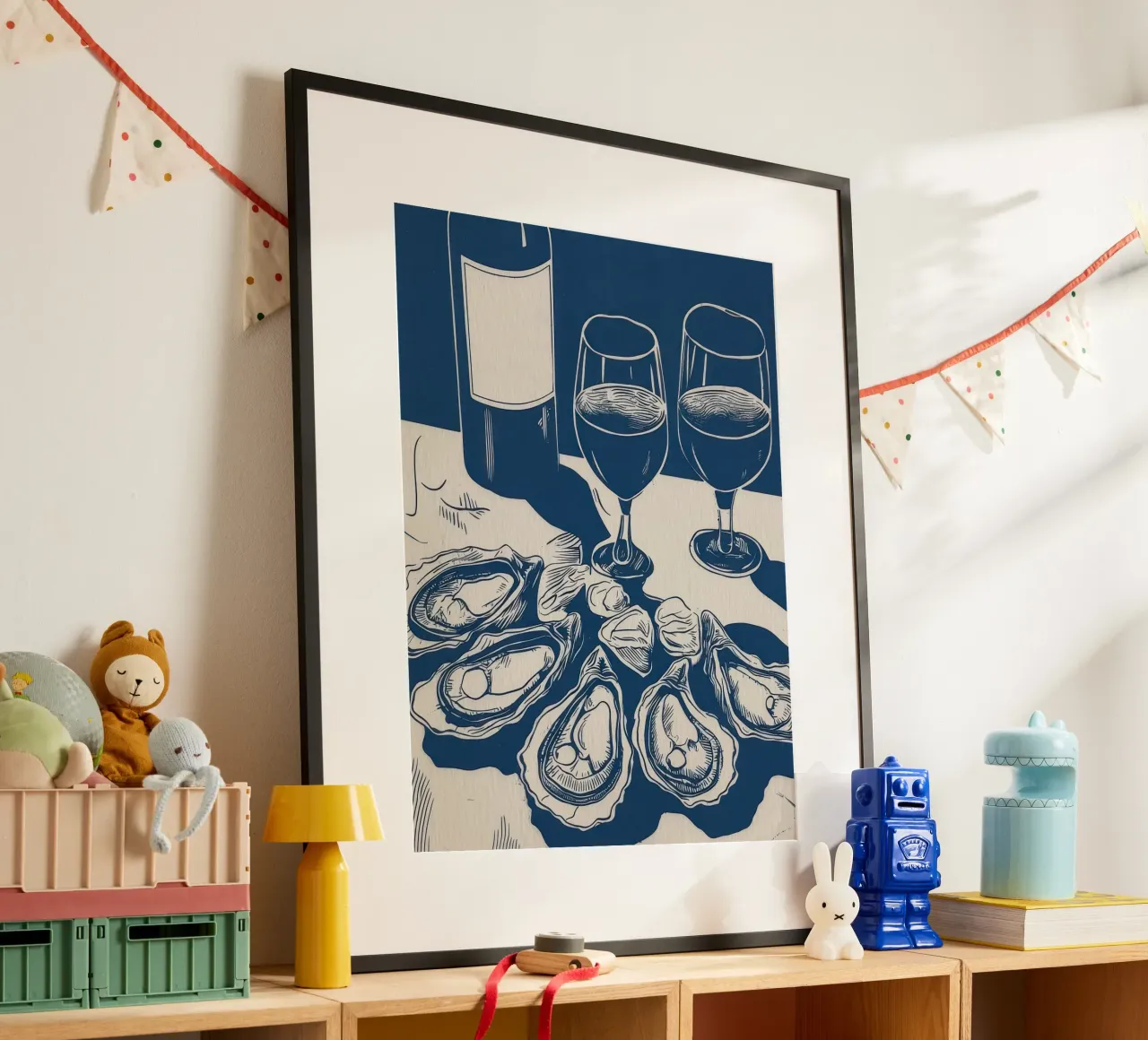 Ostriche e vino, cibo Neutro Blu Bianco poster con telaio in legno da Peaches Art Prints