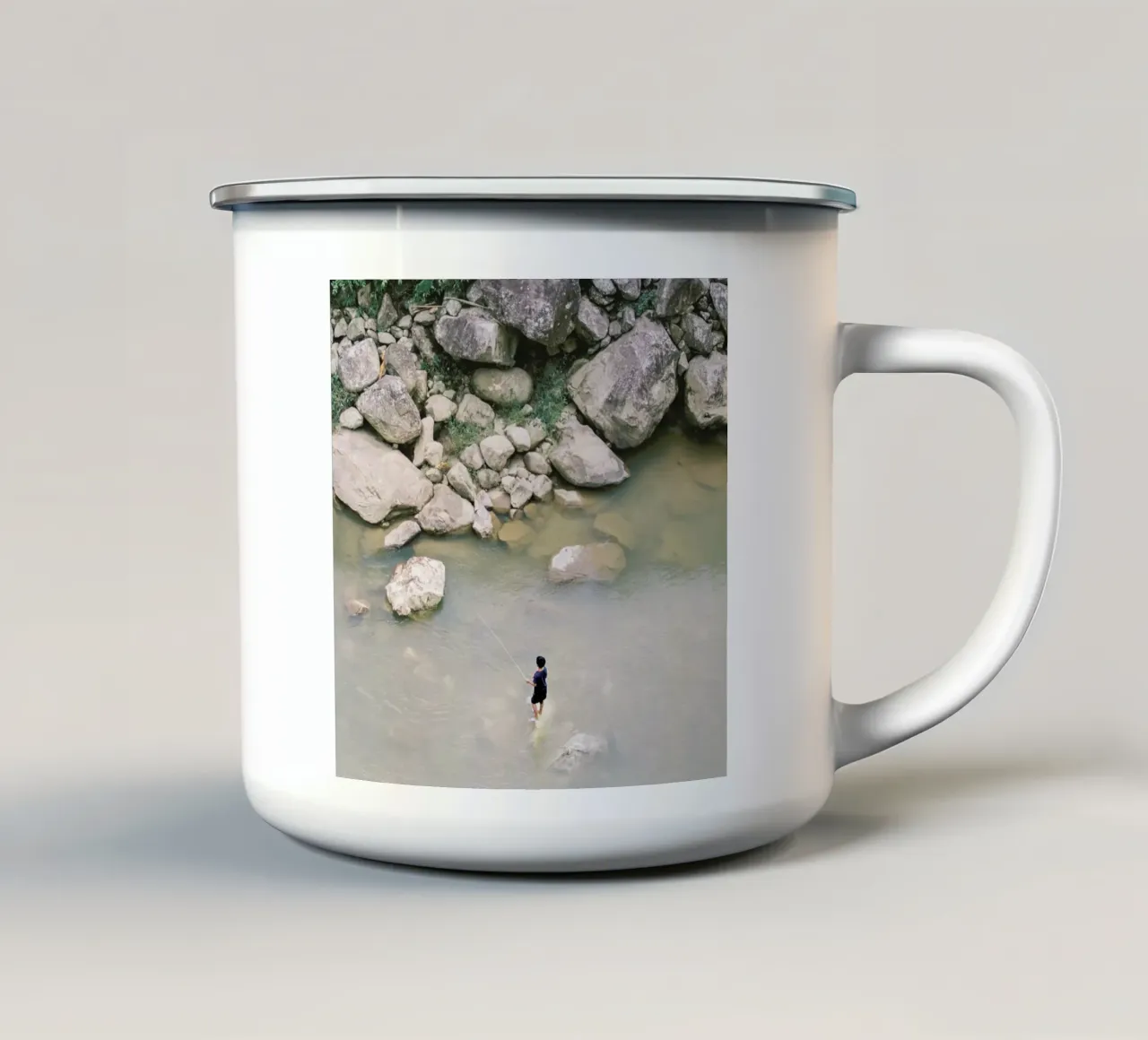 Fishing in Sapa tazza in smalto da Charlotte Curd