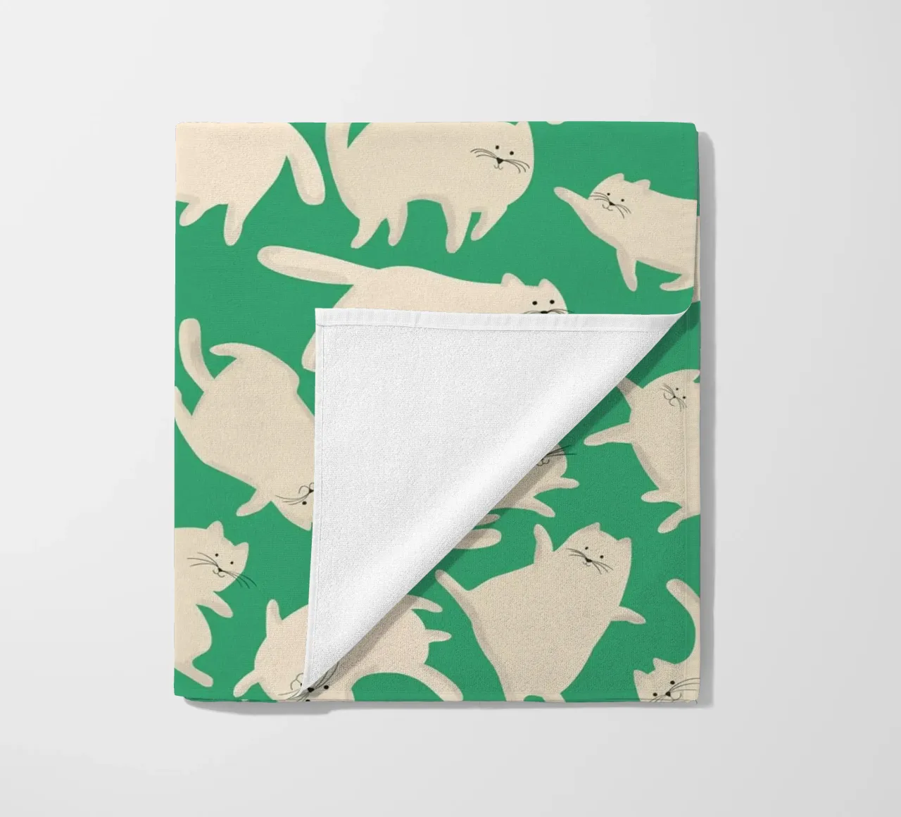 Playful Cream Cats on Green telo mare da showmemars