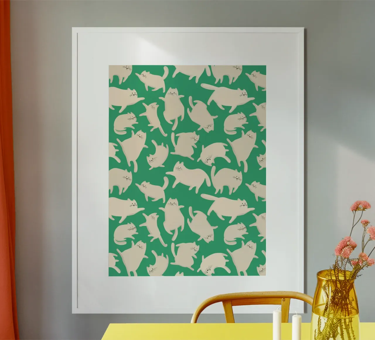 Playful Cream Cats on Green poster con telaio in legno da showmemars