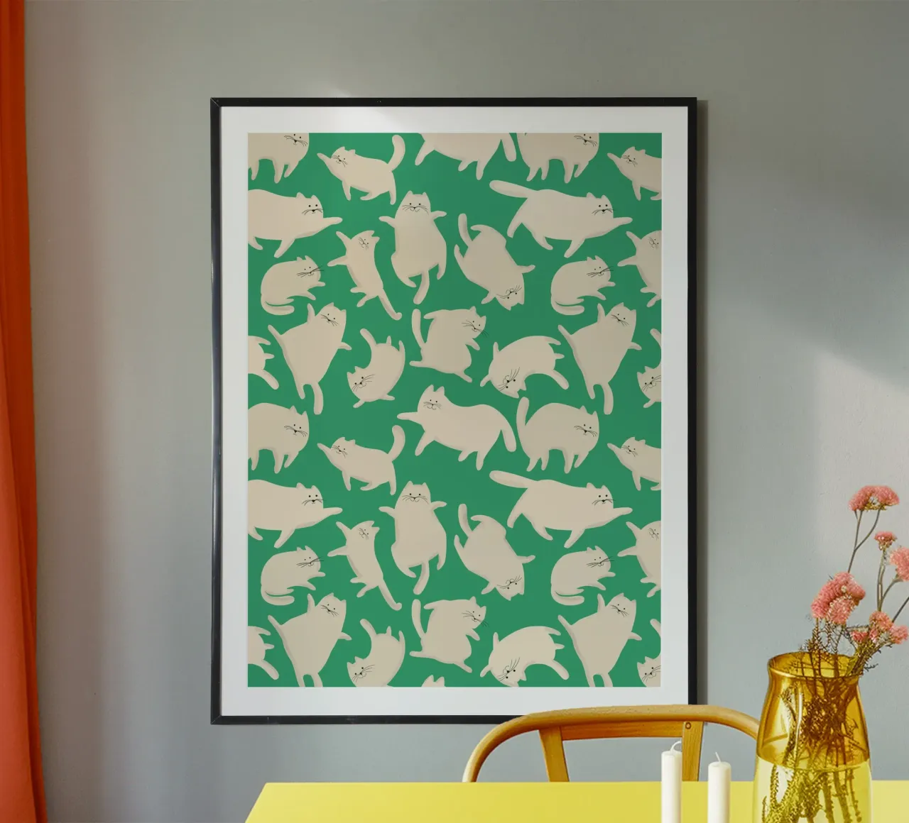 Playful Cream Cats on Green poster con telaio in legno da showmemars