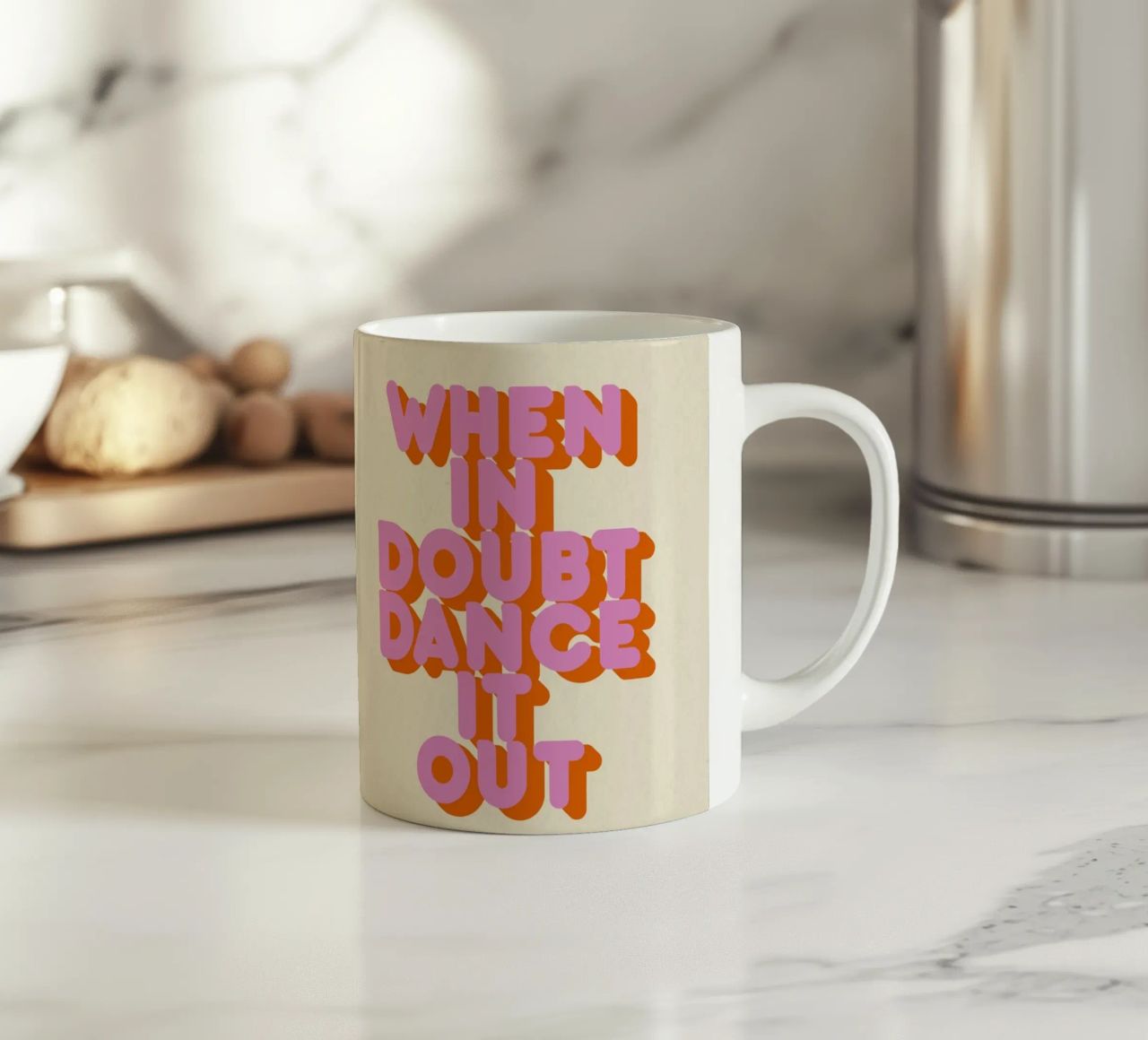 When in Doubt Dance It Out Fun Retro Typography tazza in ceramica da showmemars