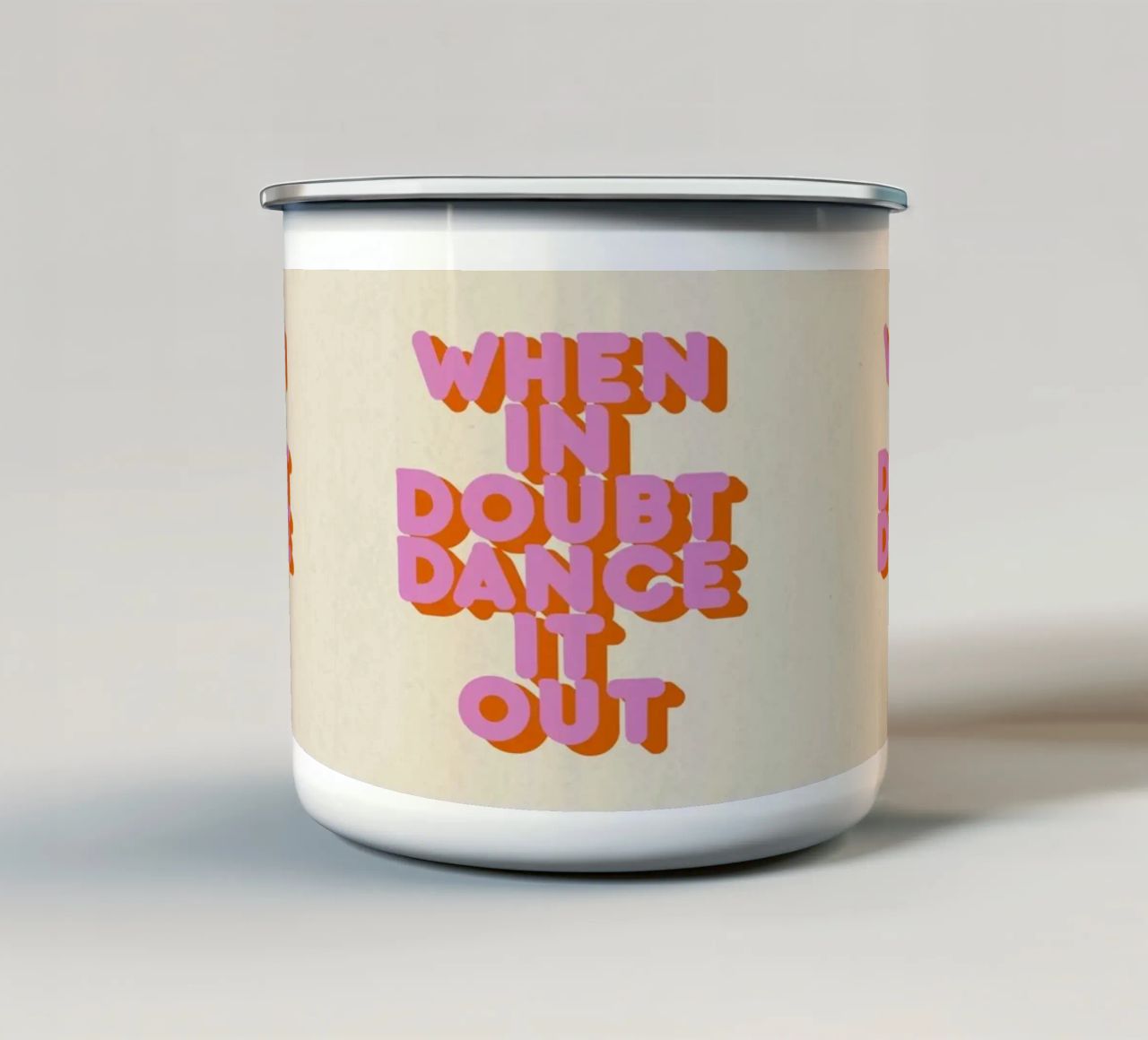 When in Doubt Dance It Out Fun Retro Typography tazza in smalto da showmemars
