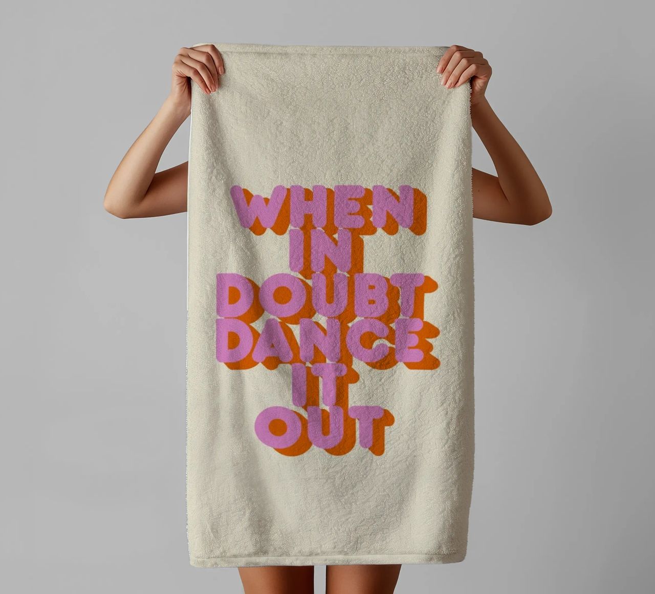 When in Doubt Dance It Out Fun Retro Typography asciugamano da bagno da showmemars