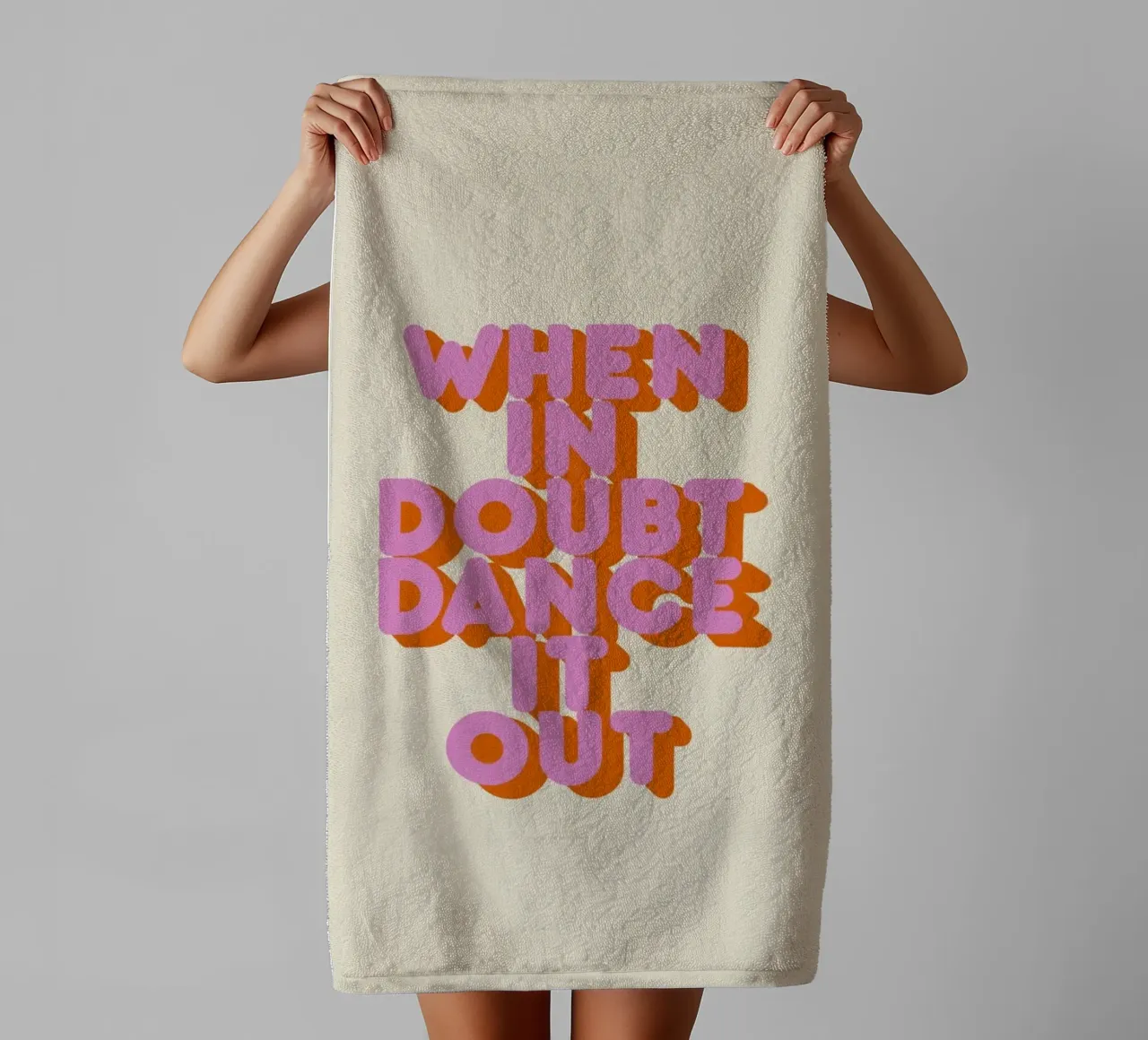 When in Doubt Dance It Out Fun Retro Typography asciugamano da bagno da showmemars