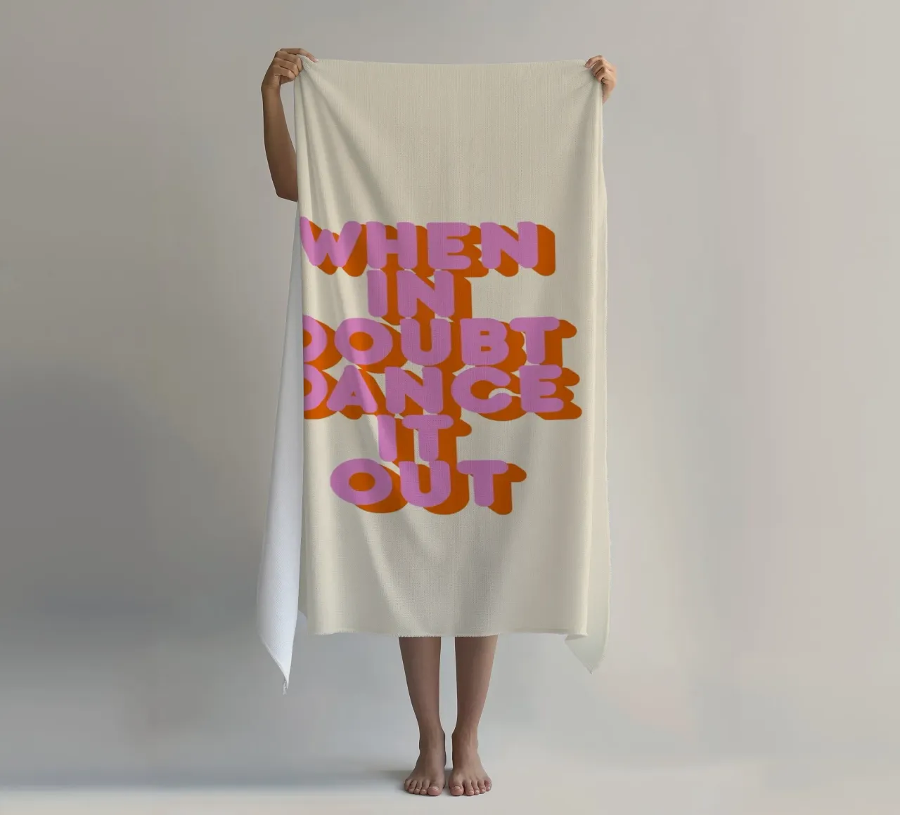 When in Doubt Dance It Out Fun Retro Typography toalla de playa de showmemars