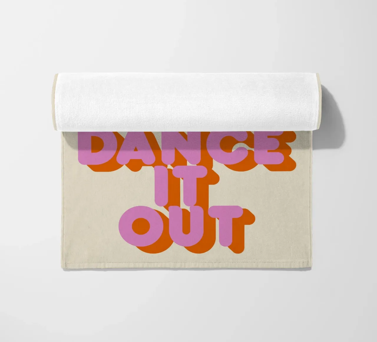 When in Doubt Dance It Out Fun Retro Typography toalla de playa de showmemars
