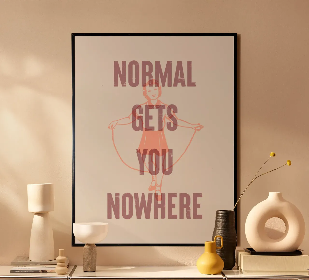Normalität bringt dich nicht weiter Poster mit Holzrahmen von Vintagrafica