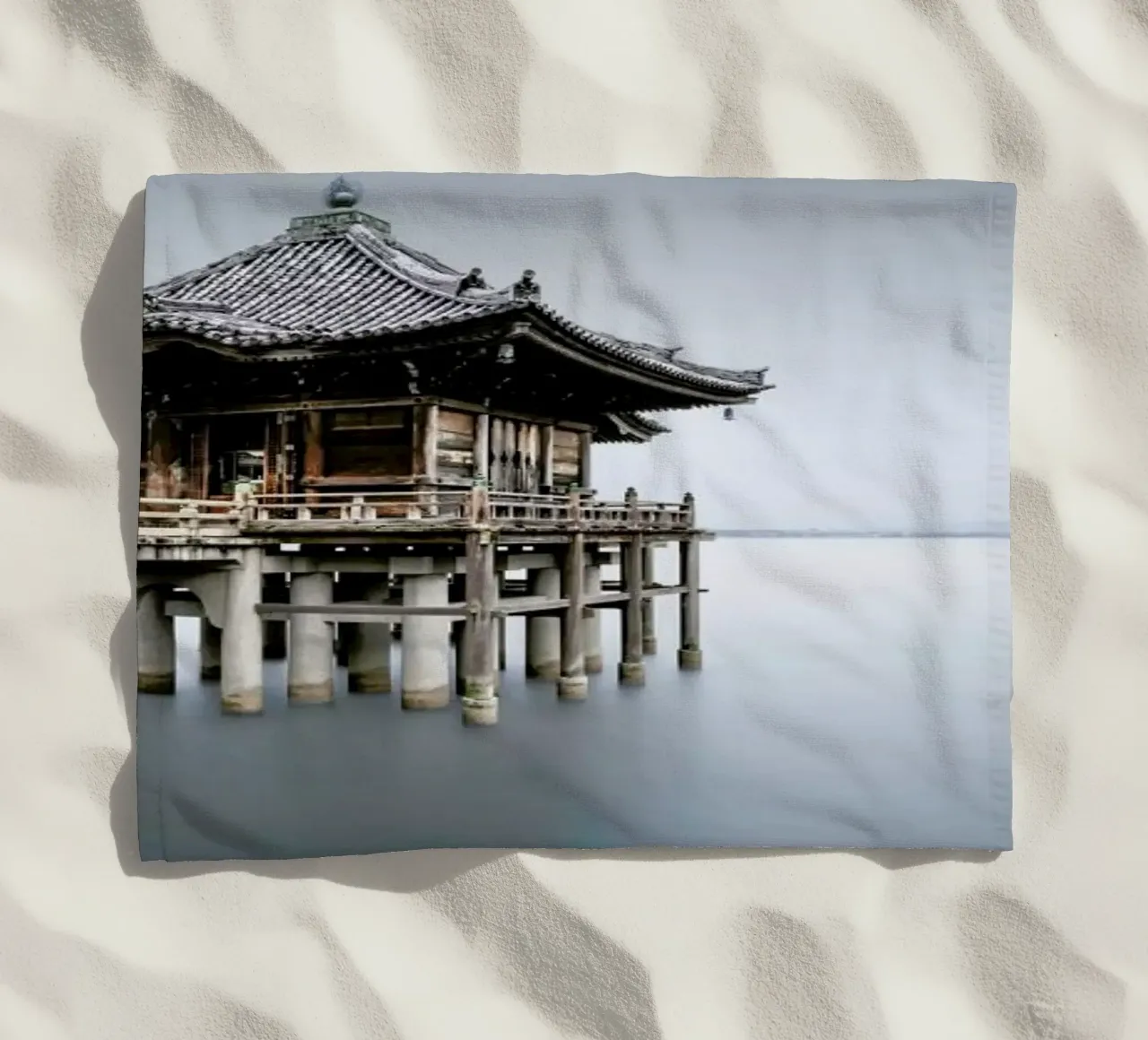 Mangetsuihi Ukimido, Japan toalla de playa de Håggard Photography | Ronny Behnert