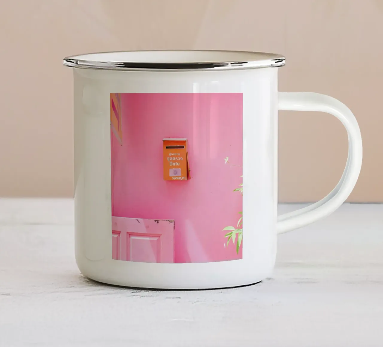 HuaHin tazza in smalto da Charlotte Curd