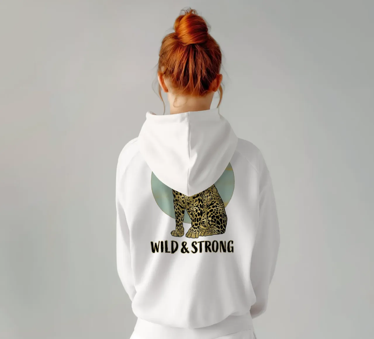 Selvaggio e forte. Maestoso leopardo seduto con refuso. felpa con cappuccio da CalliLetters