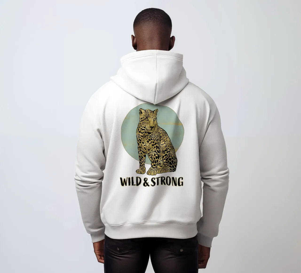 Selvaggio e forte. Maestoso leopardo seduto con refuso. felpa con cappuccio da CalliLetters