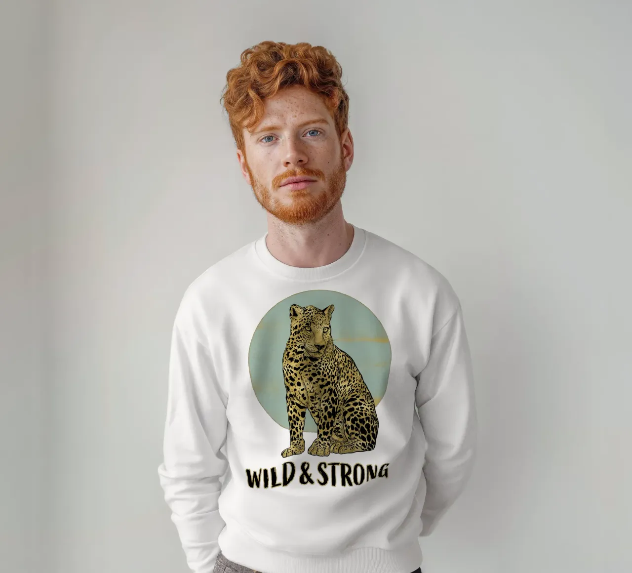 Wild and strong. Majestätisch sitzender Leopard mit Typo. Sweatshirt von CalliLetters