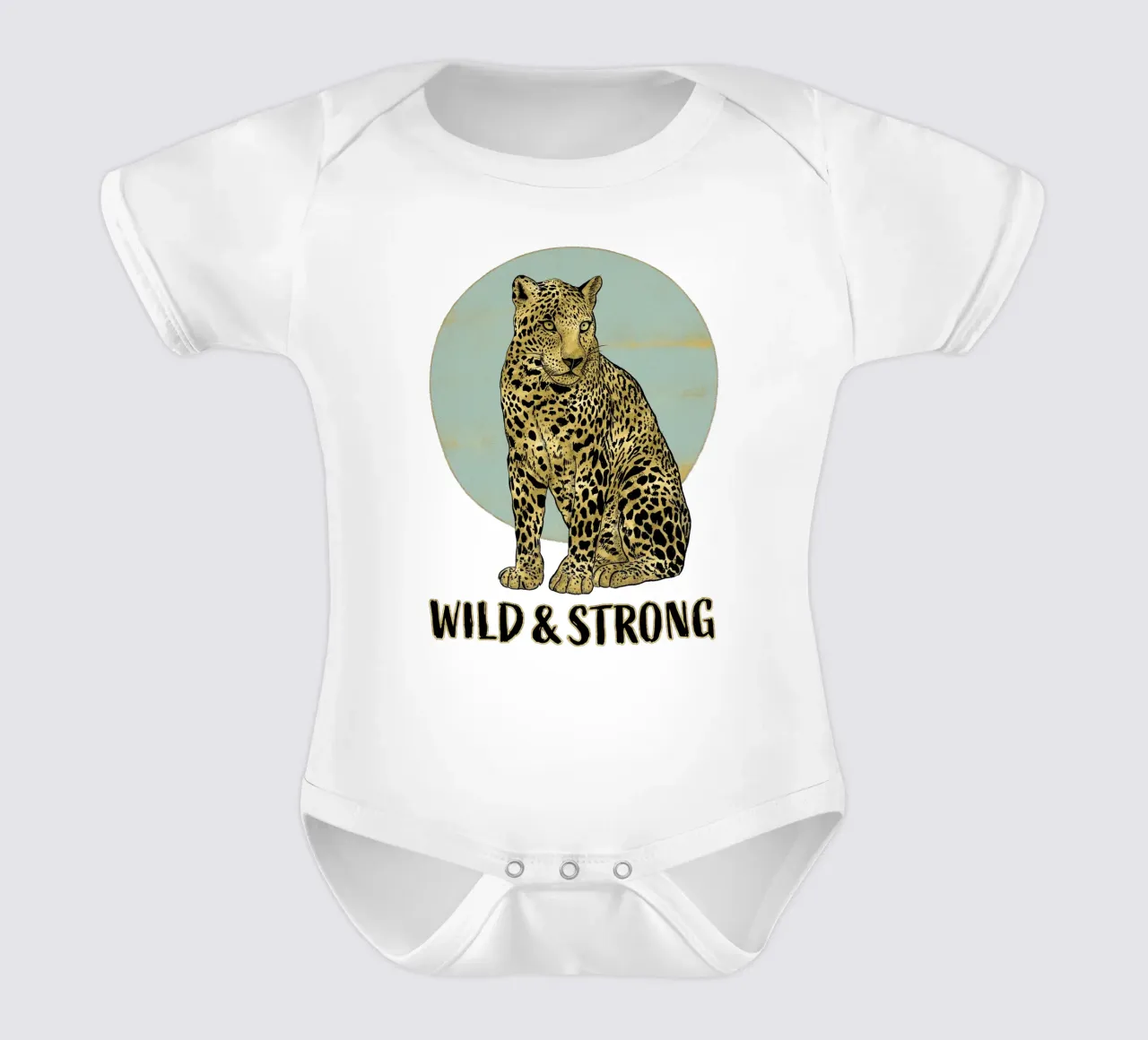 Wild and strong. Majestätisch sitzender Leopard mit Typo. Kurzarm Babybody von CalliLetters