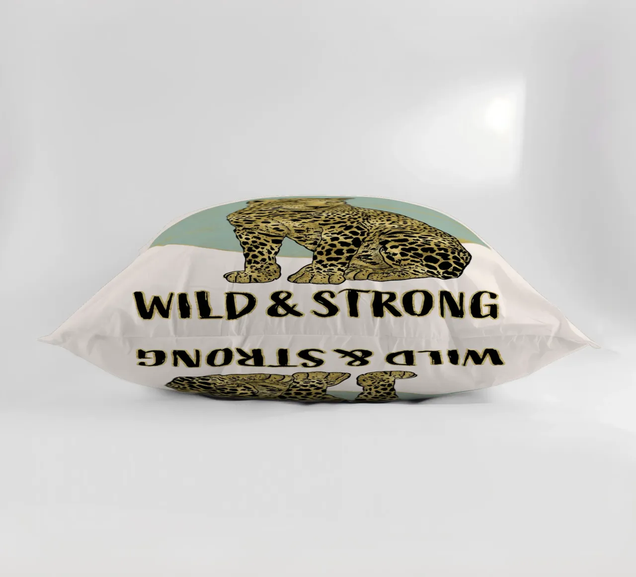 Selvaggio e forte. Maestoso leopardo seduto con refuso. cuscino da CalliLetters