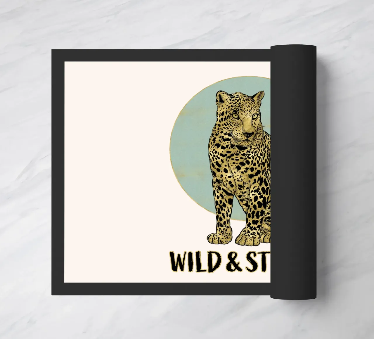 Selvaggio e forte. Maestoso leopardo seduto con refuso. zerbino da CalliLetters
