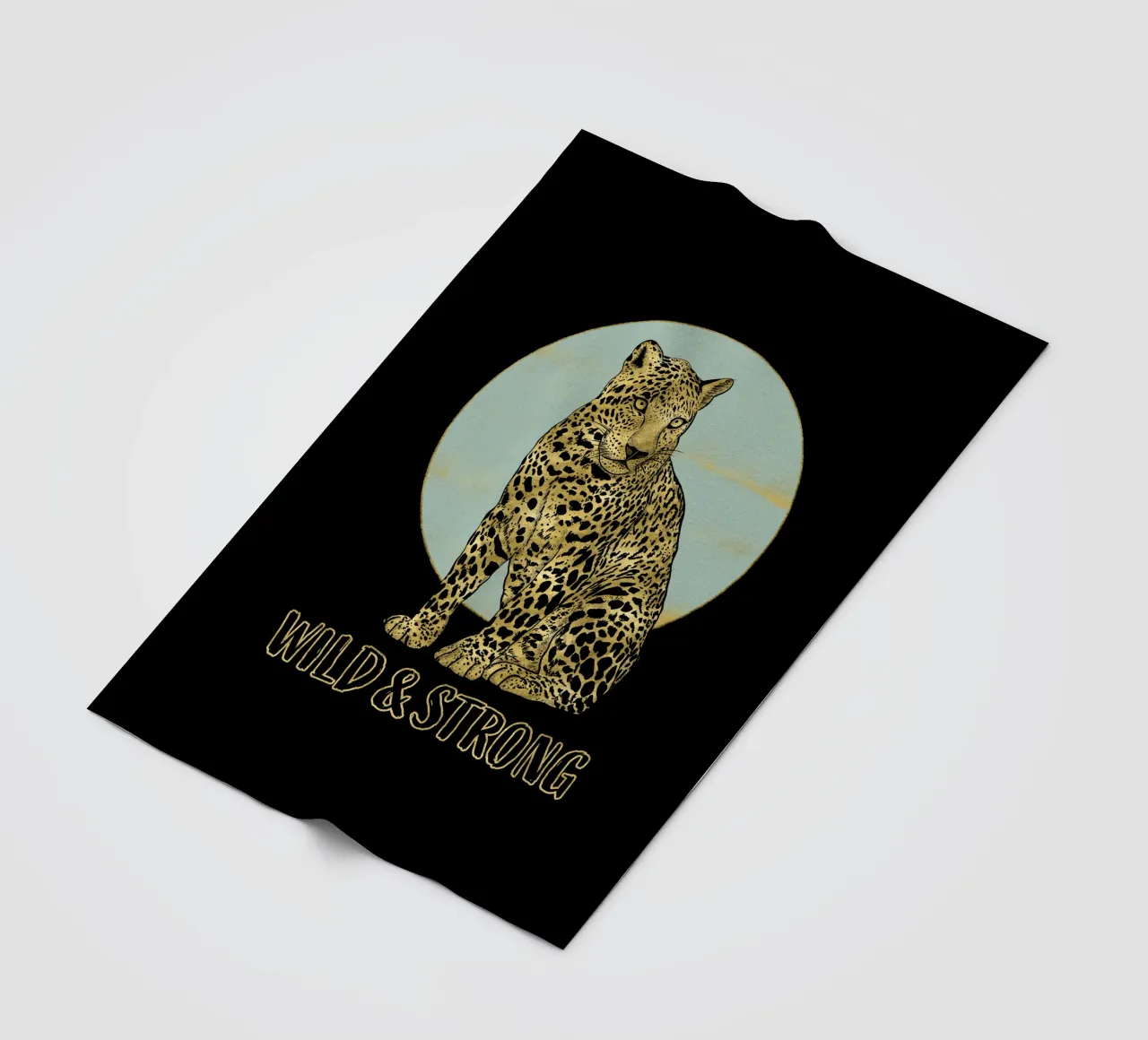 Wild and strong. Majestätisch sitzender Leopard mit Typo. Fleecedecke von CalliLetters