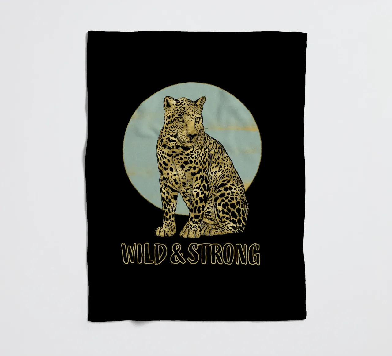 Wild and strong. Majestätisch sitzender Leopard mit Typo. Fleecedecke von CalliLetters
