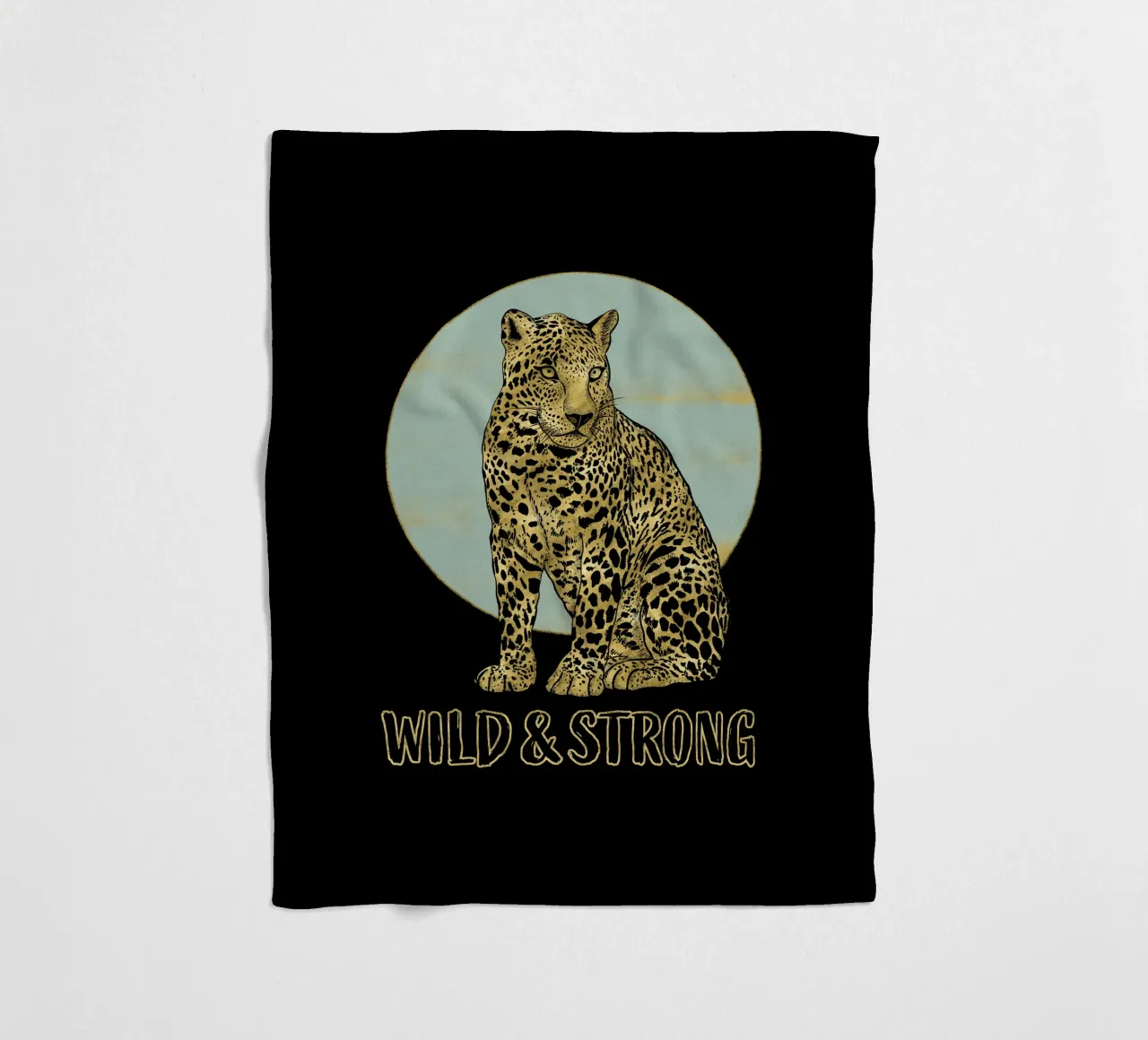 Wild and strong. Majestätisch sitzender Leopard mit Typo. Fleecedecke von CalliLetters