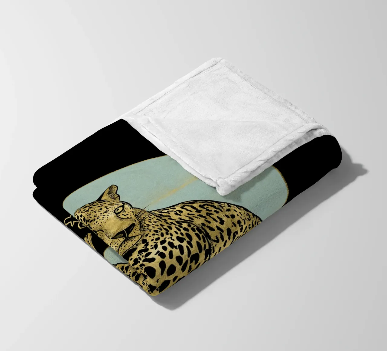 Wild and strong. Majestätisch sitzender Leopard mit Typo. Fleecedecke von CalliLetters