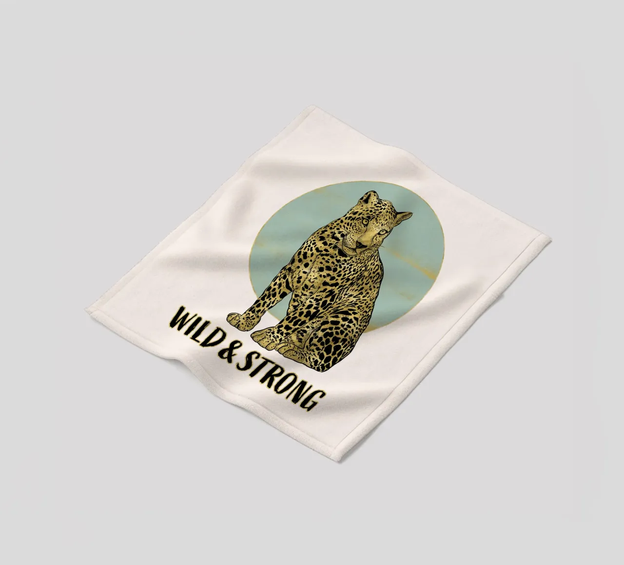 Wild and strong. Majestätisch sitzender Leopard mit Typo. Fleecedecke von CalliLetters